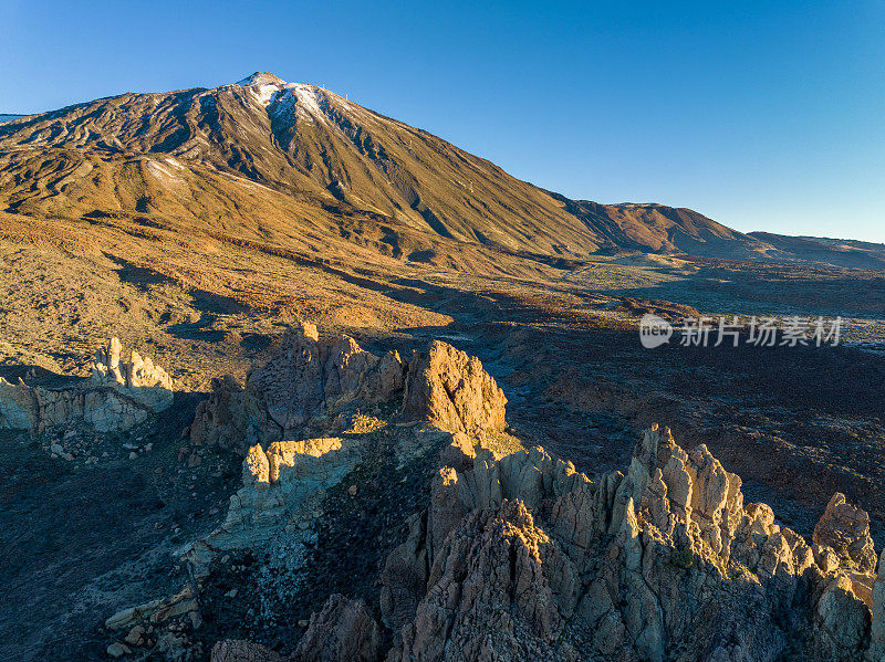 西班牙特内里费岛日出时的Teide和Roques de Garcia鸟瞰